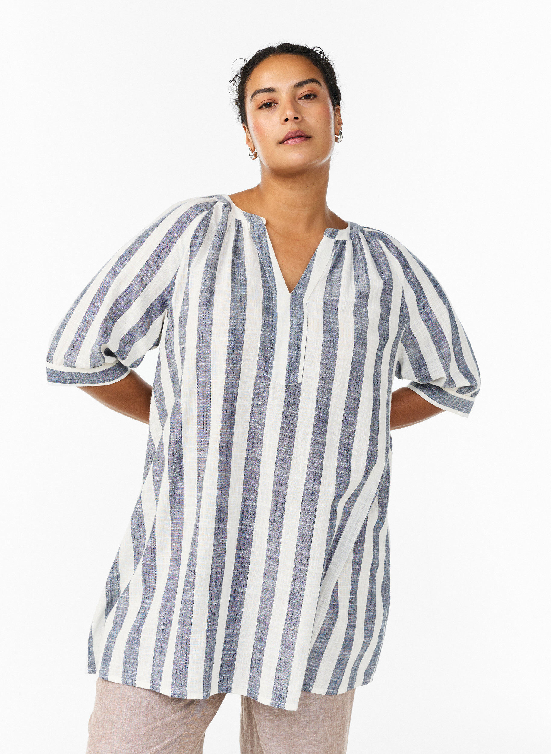Cotton tunic with a V-neck, Blue, Model