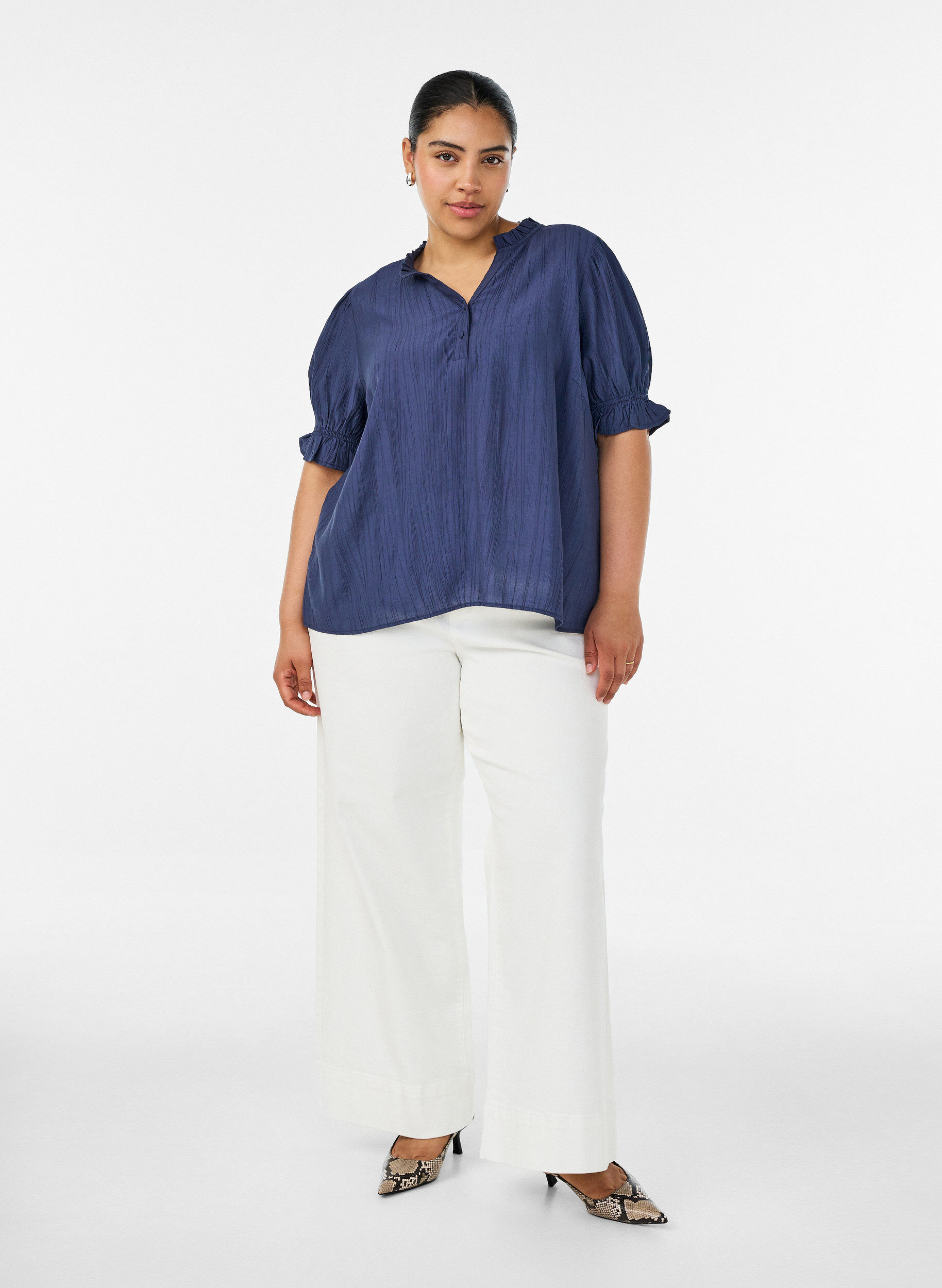 ZizzifashionBlouse in a crinkled viscose blend with a V-neck, Blue, Model image number 1
