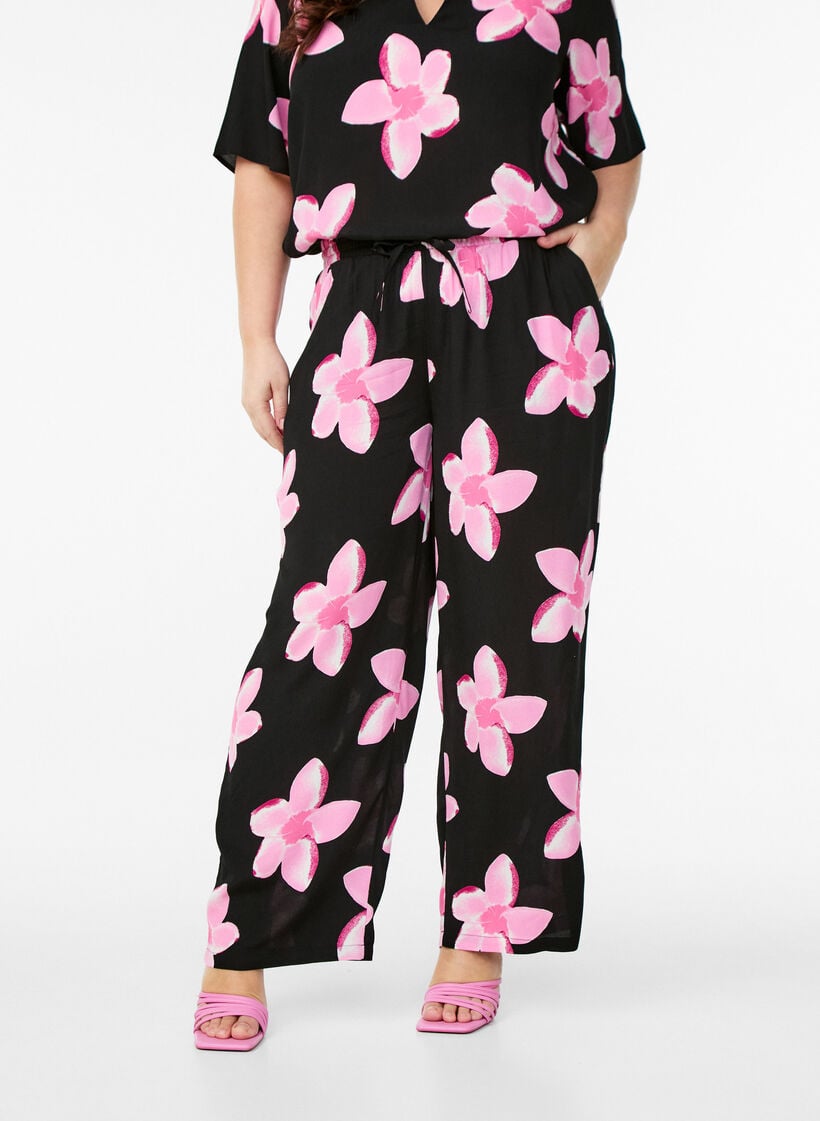 Loose viscose trousers with print, Black, Model image number 2