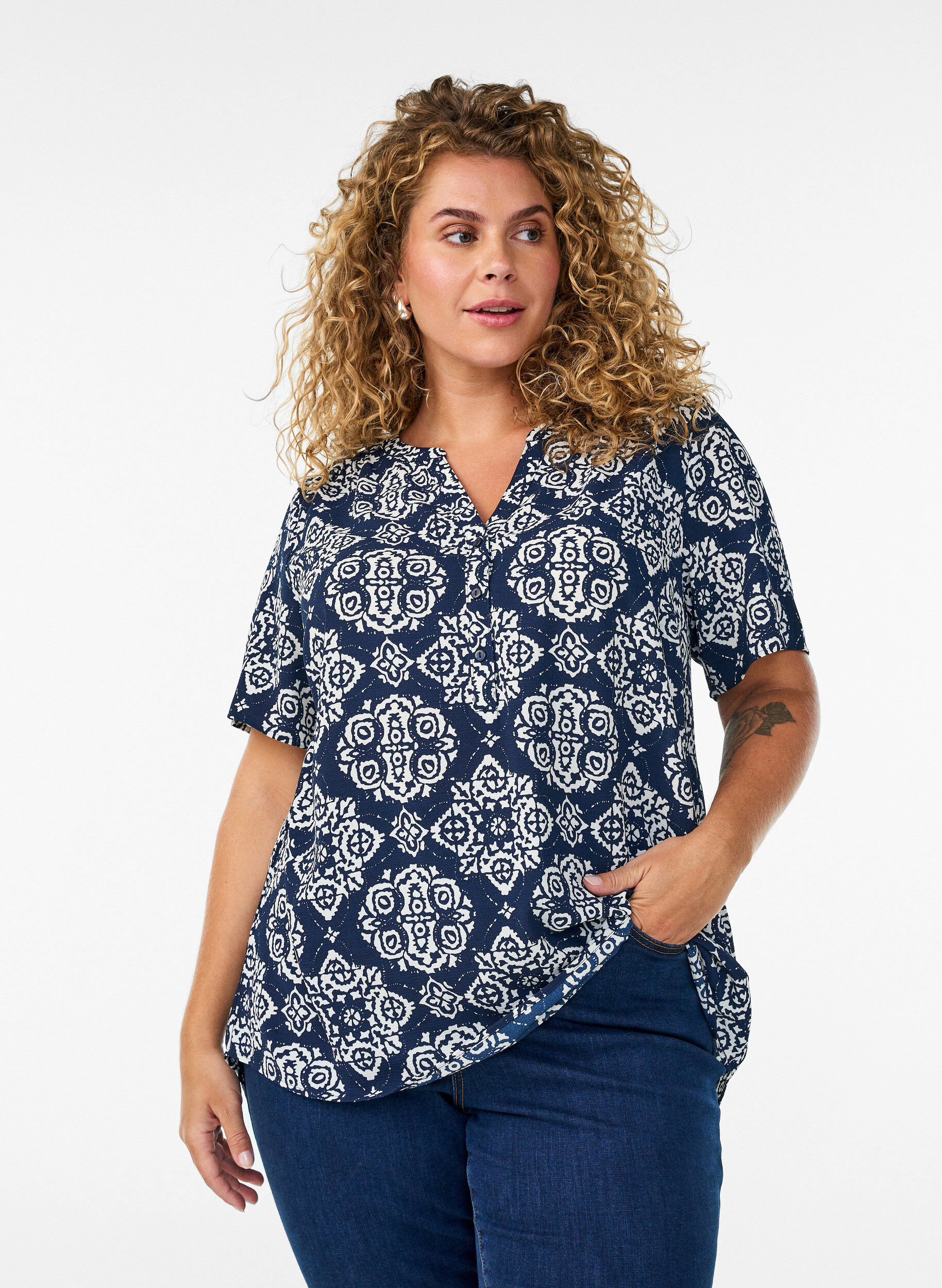 Blouse with short sleeves and v-neck, Blue, Model