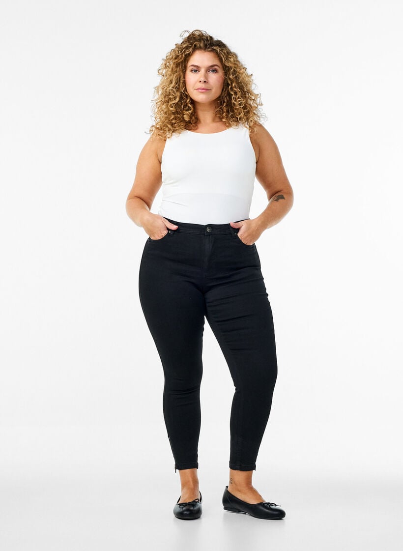 Cropped Amy jeans with a zip, Black, Model image number 0