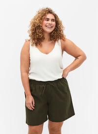 Loose shorts in a cotton blend with linen, Forest Night, Model