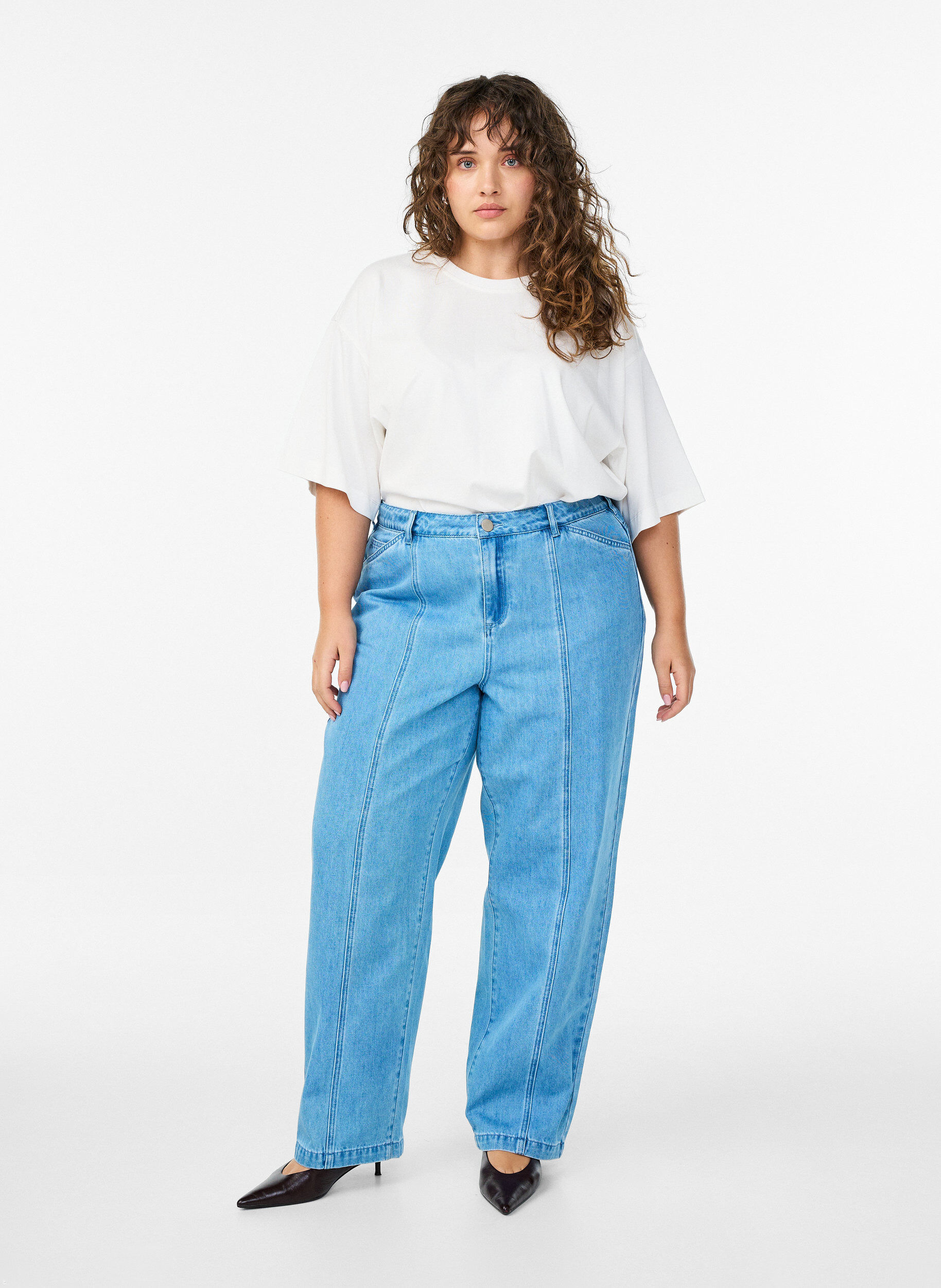 Kiana jeans with a straight fit and bold stitching, Light Blue, Model