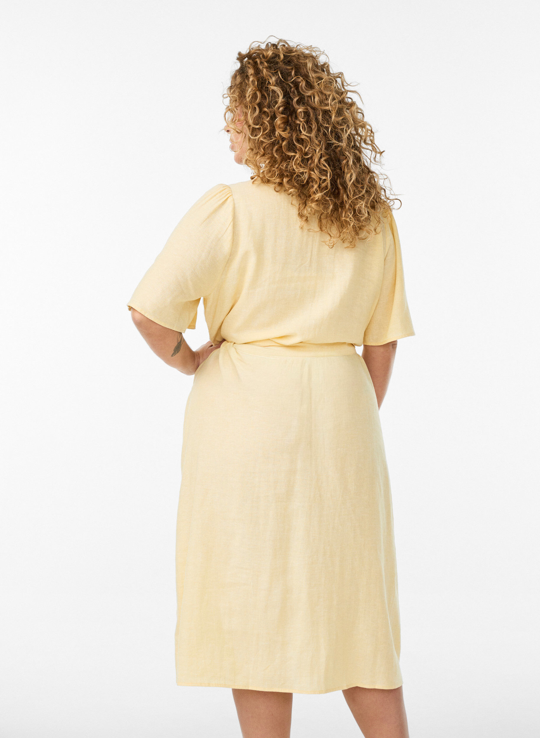 Zizzifashion Shirt dress in linen and viscose with a tie belt, Yellow, Model image number 2