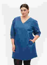 Tunic in denim with v neck, Medium Blue Denim, Model