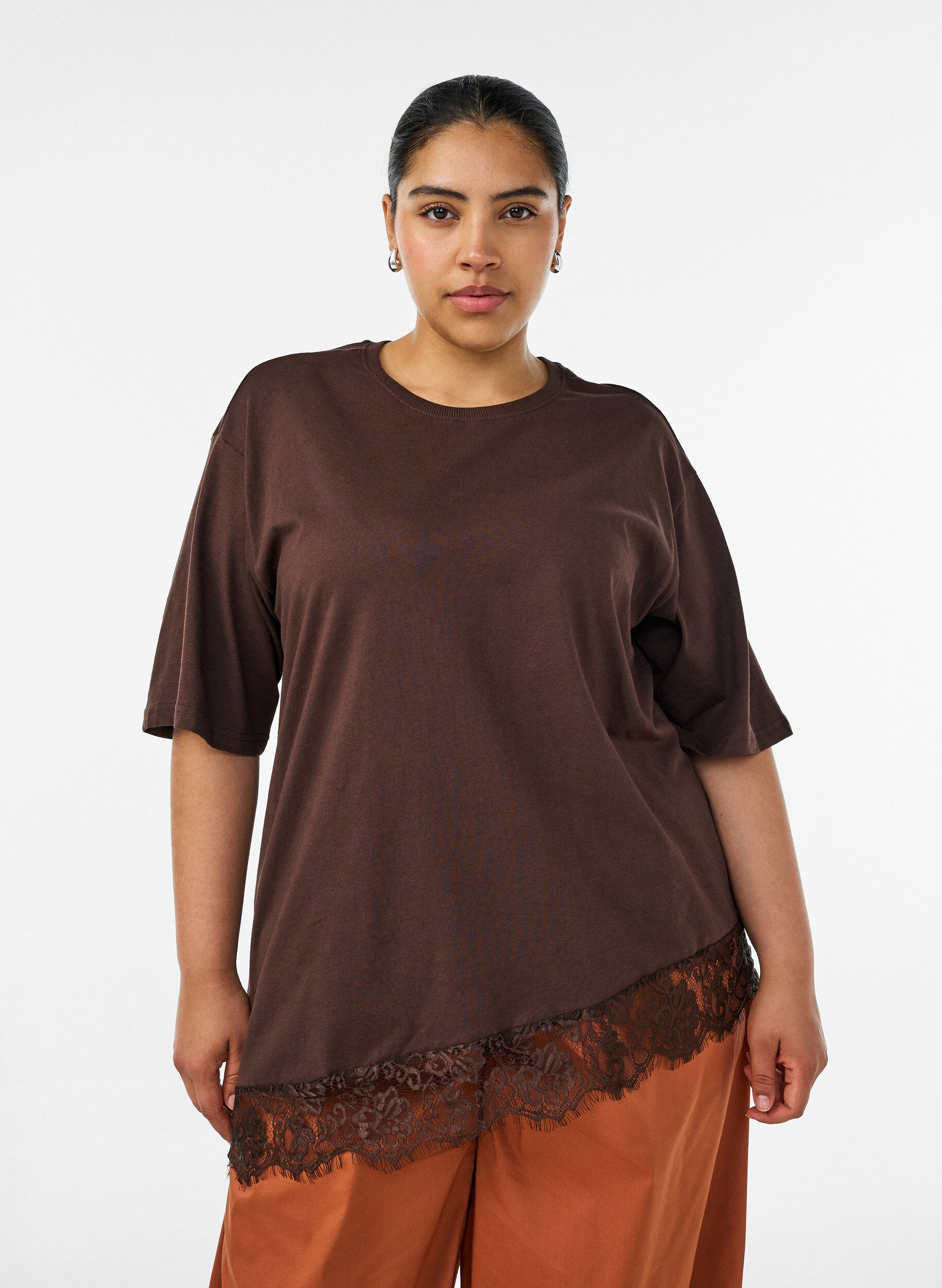 T-shirt with asymmetric lace hem, Brown, Model