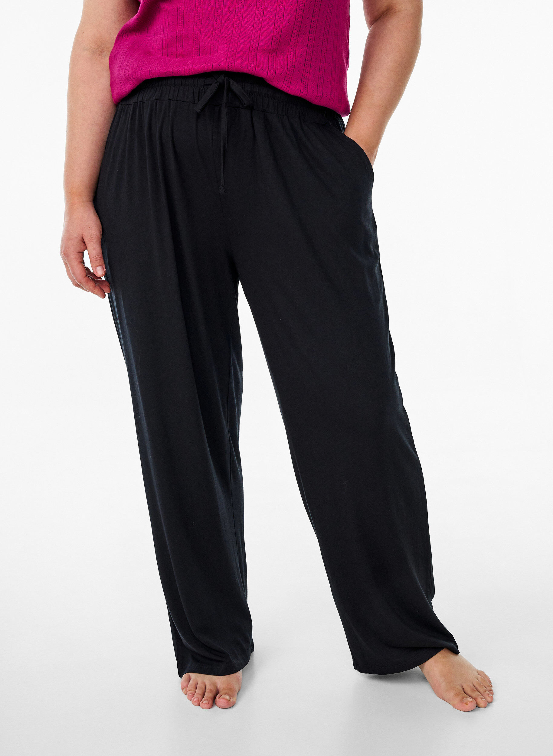 Zizzifashion Loose night trousers in viscose jersey with pockets, Black, Model image number 2