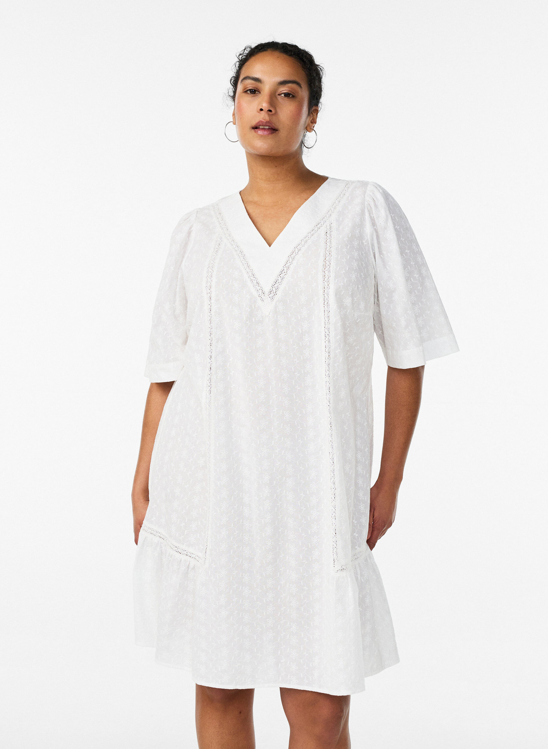 Zizzifashion Knee-length cotton dress with embroidery and a V-neck, White, Model image number 0
