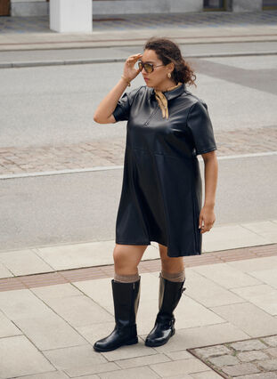 Short dress in faux leather with an A-line shape - Black - Sz. 40-64 - Zizzifashion Short dress in faux leather with an A-line shape - Black - Sz. 40-64 - Zizzifashion