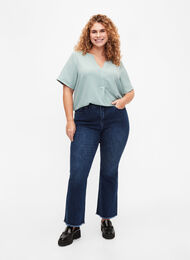 Ellen bootcut jeans with raw edge, Blue denim, Model