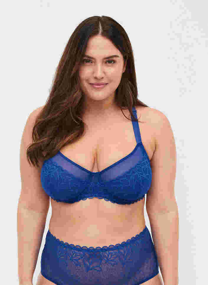 Figa bra with lace and underwire, Surf the web, Model