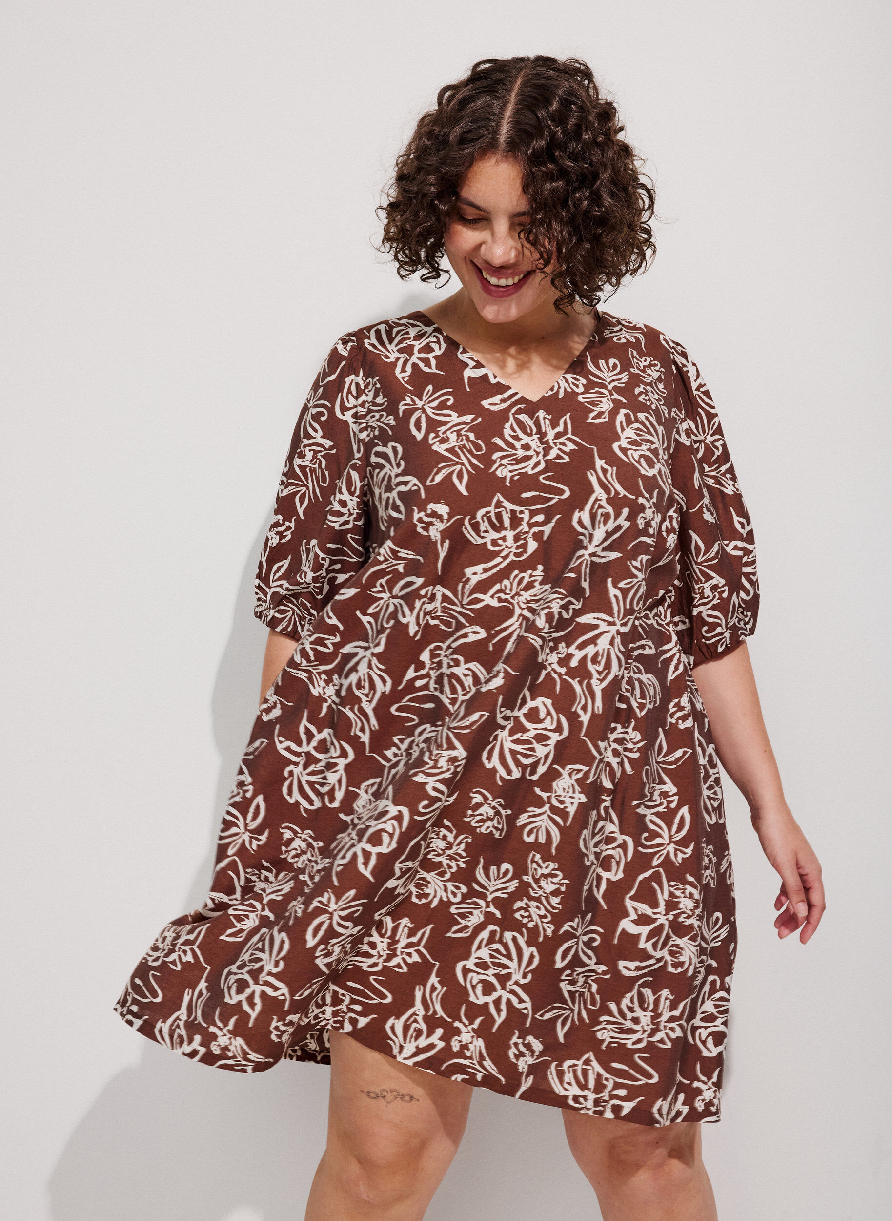 Short A-line dress with V-neck, Brown, Model