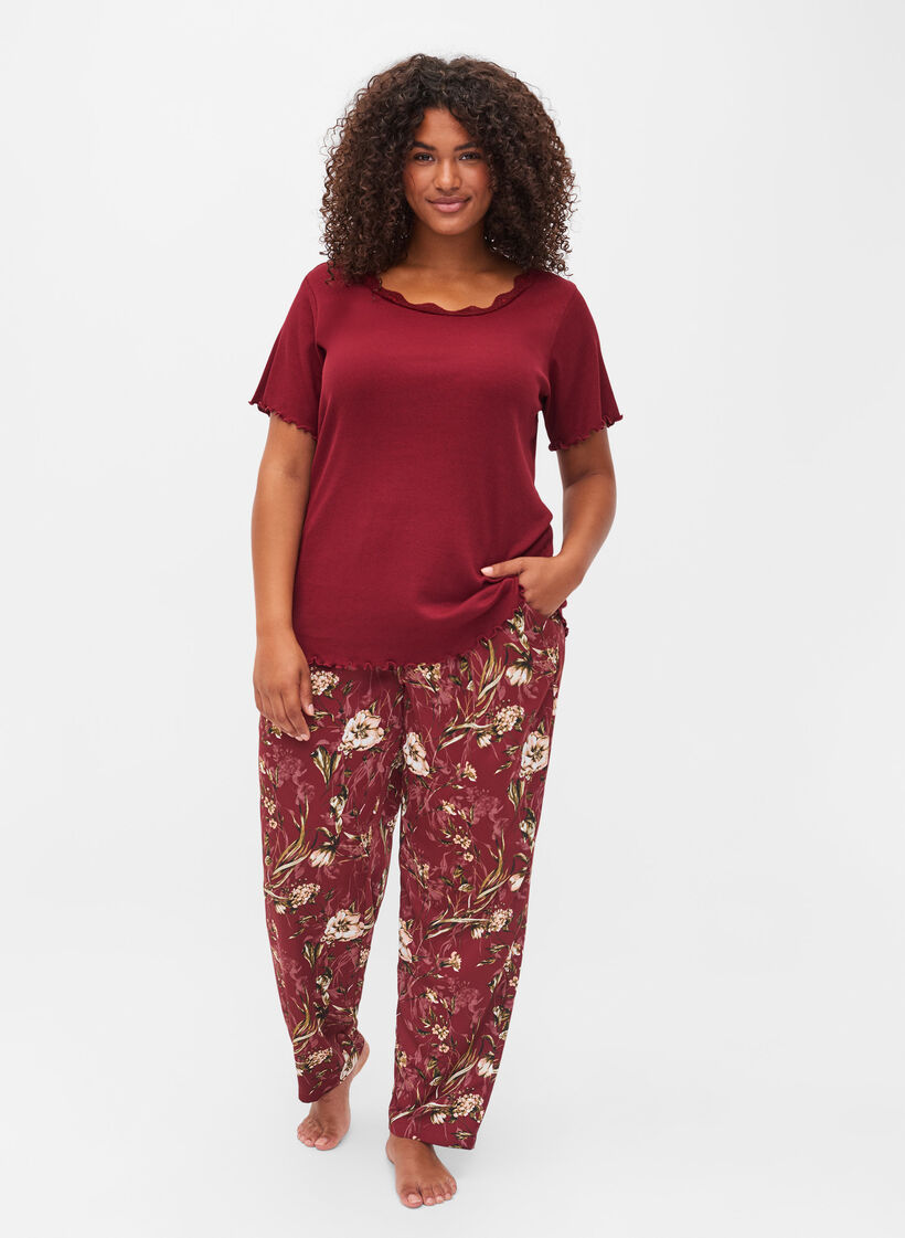 Short-sleeved pyjama top with lace trim, Cabernet, Model image number 2