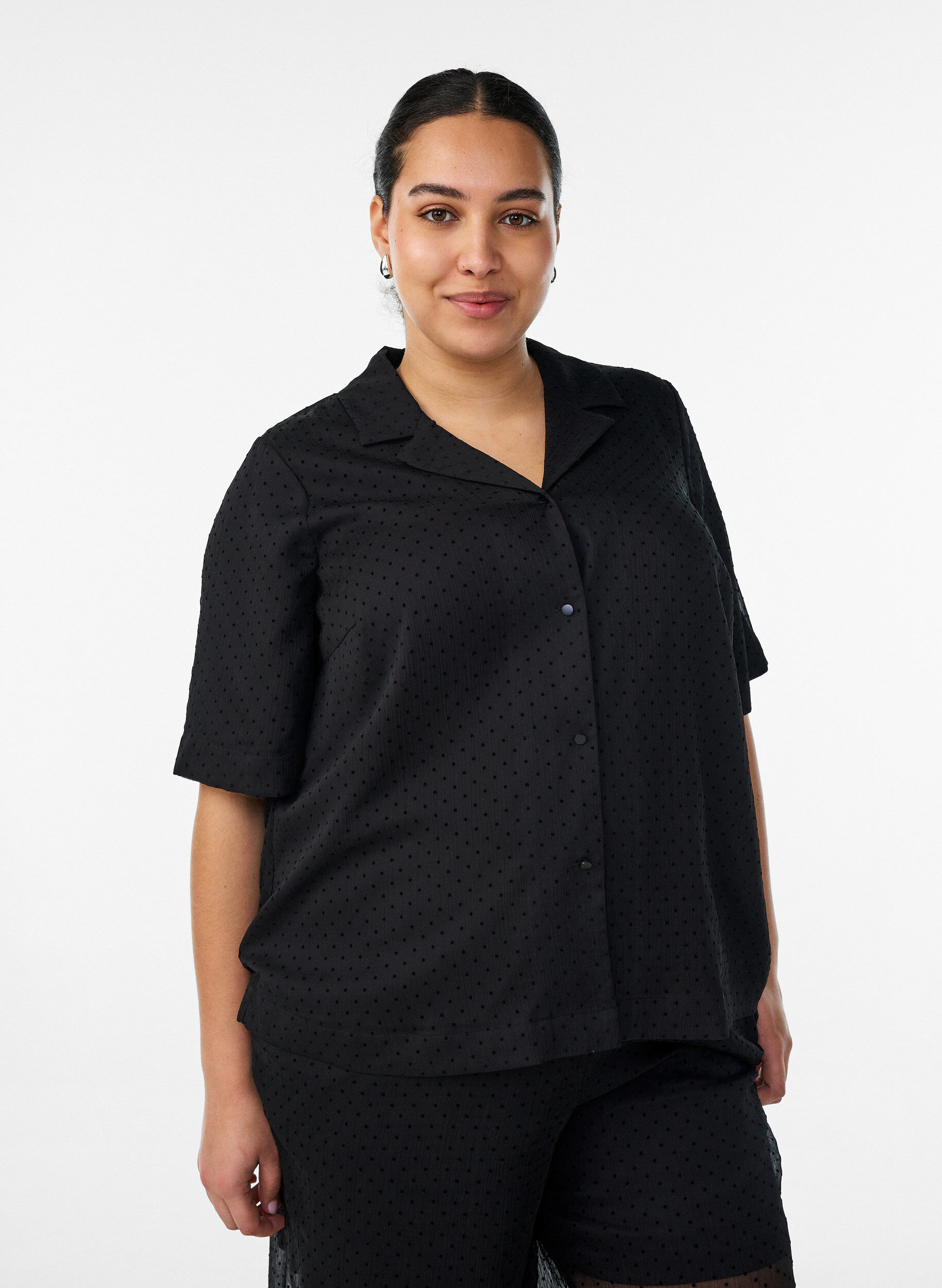 Polka dot shirt blouse with lapels, Black, Model