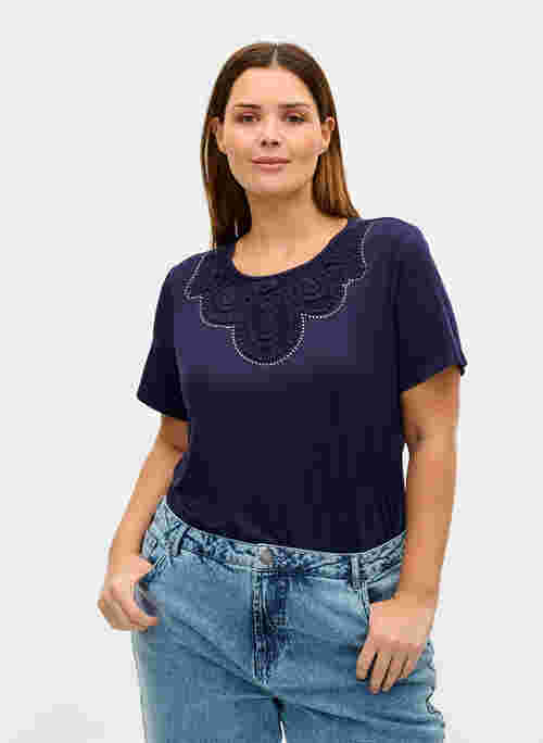 Short-sleeved viscose t-shirt with lace details