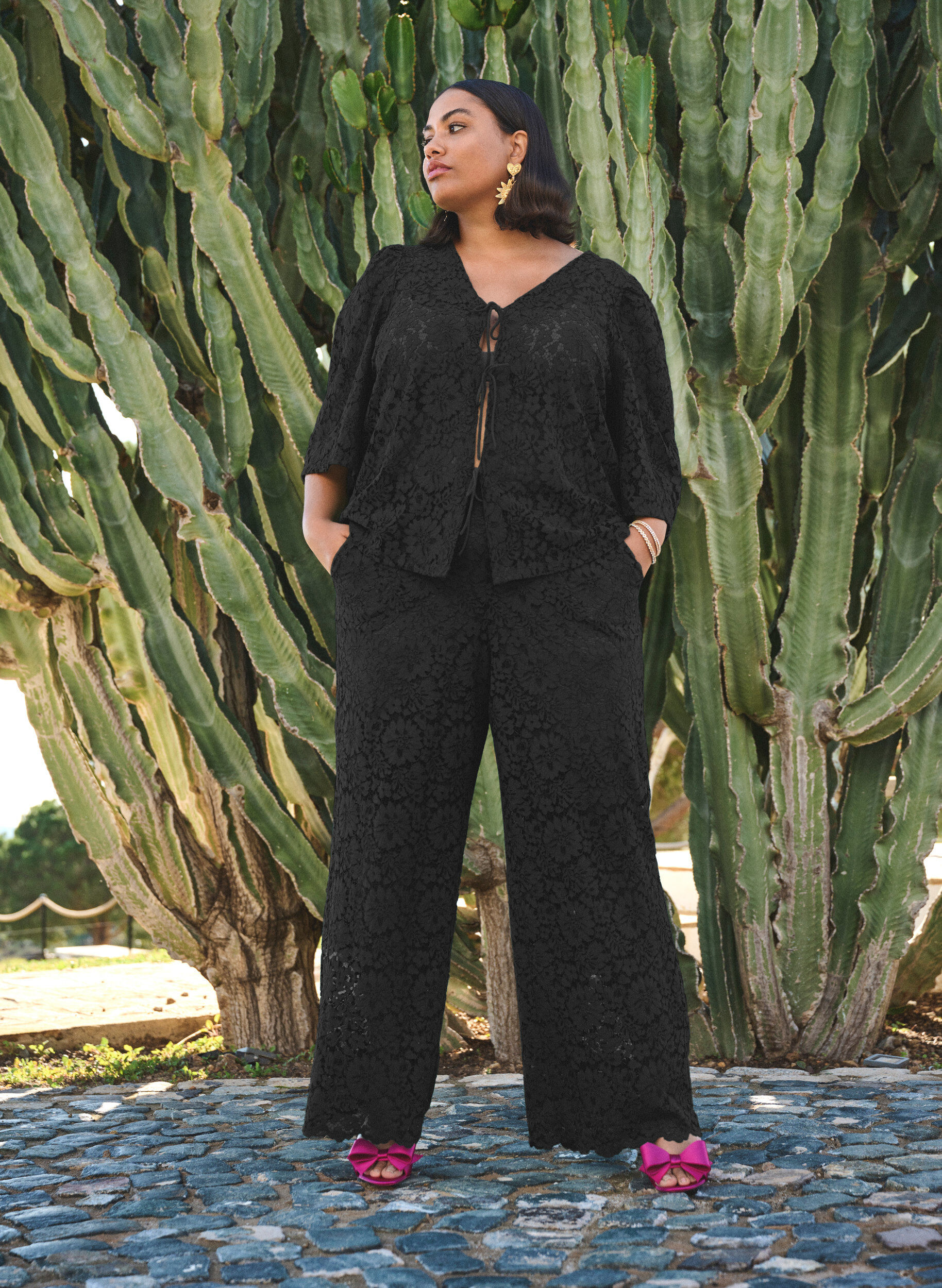 Zizzifashion Lace blouse with 3/4 sleeves and bows on the front, Black, Image image number 0