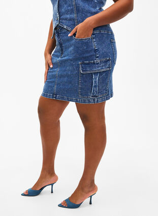 Close-fitting denim skirt with cargo pocket, Blue Denim, Model image number 2