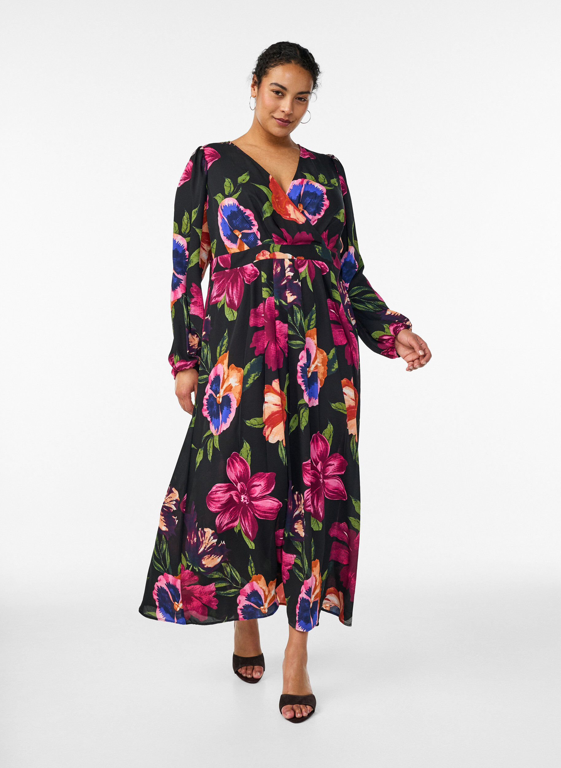 Maxi dress with a wrap-over neckline and long sleeves, Black, Model