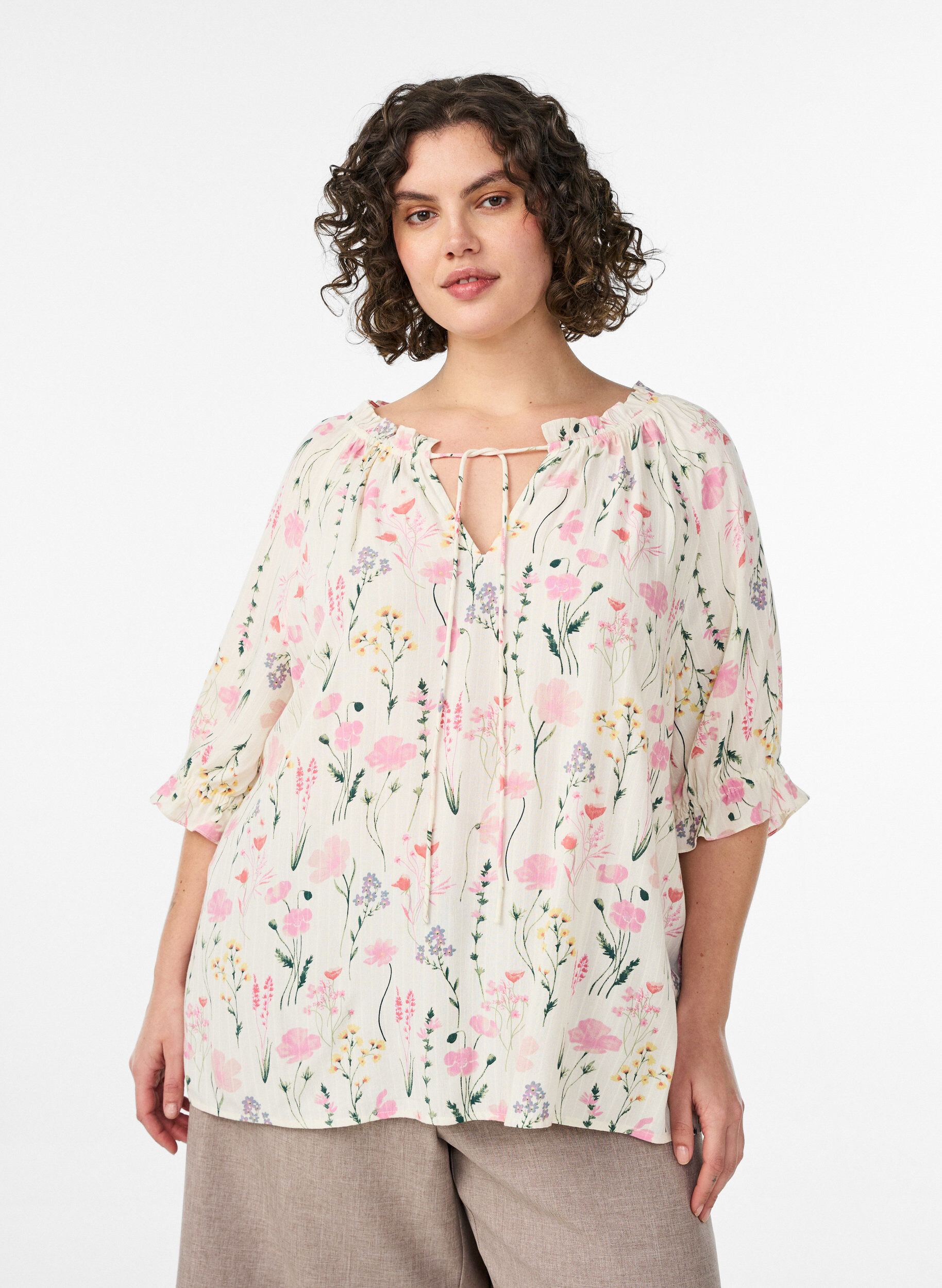 Floral viscose blouse with half-length sleeves, Vanilla, Model