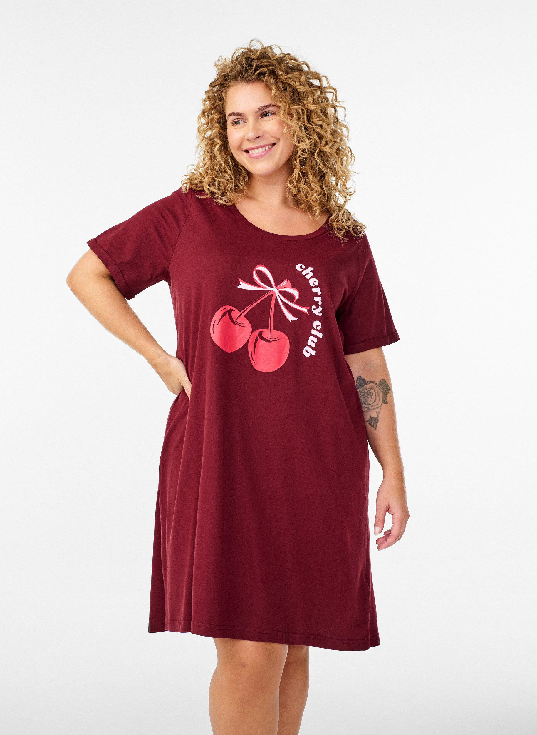 Short-sleeved nightgown in organic cotton, Red, Model