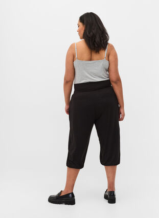 Loose-fitting capri trousers in viscose, Black, Model image number 1
