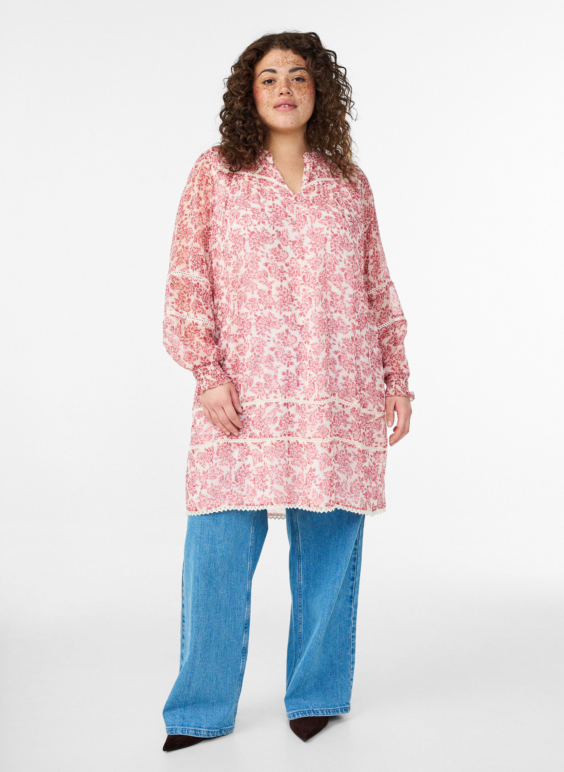 Short chiffon dress with crochet details, Rose, Model