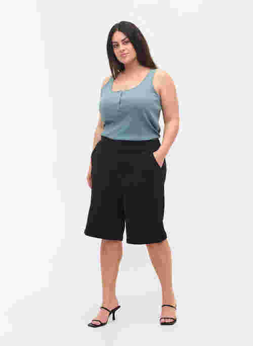 Shorts with elastic waist and pockets
