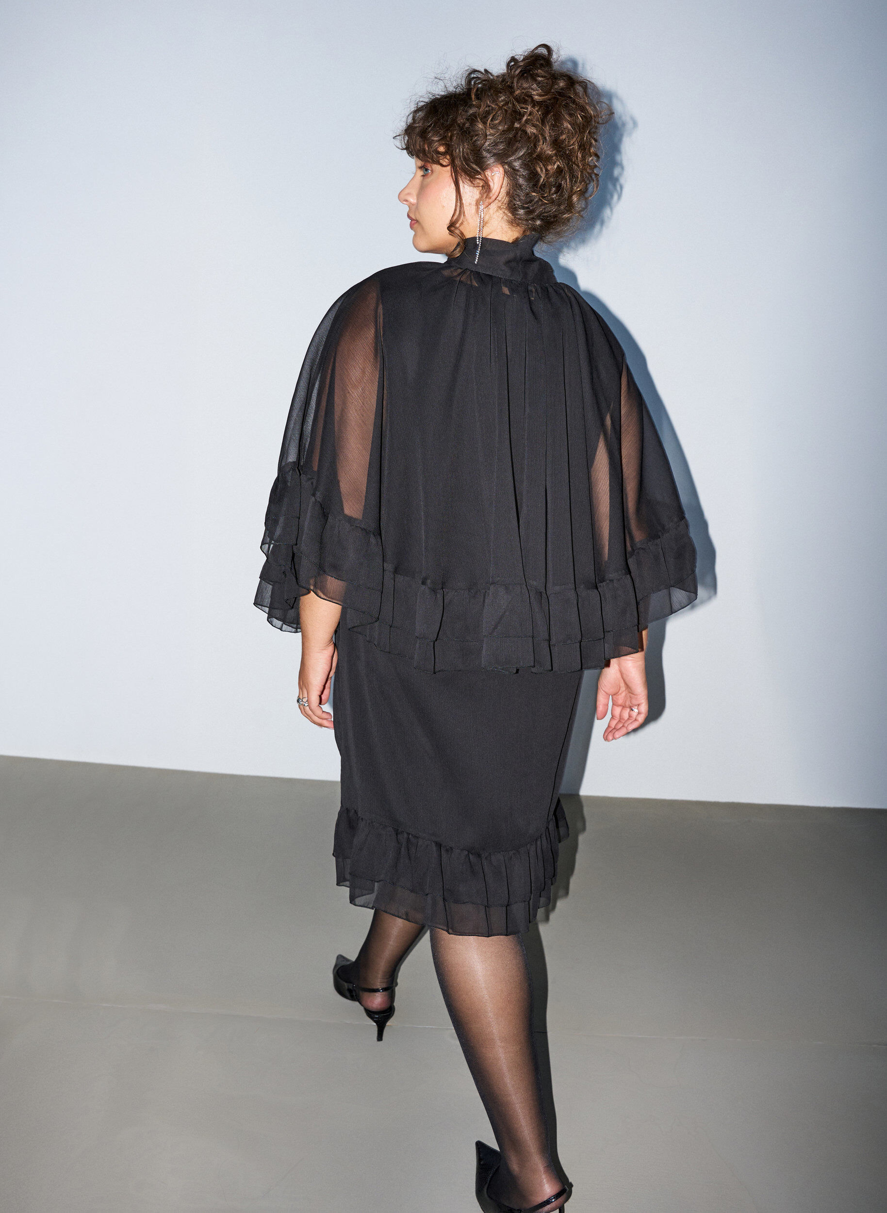 ZizzifashionSleeveless dress with chiffon cape, Black, Model image number 2