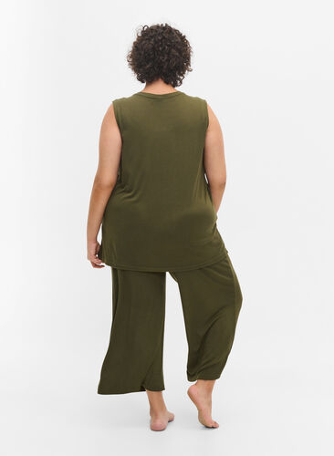 Cropped pyjama bottoms in viscose, Ivy Green, Model image number 1