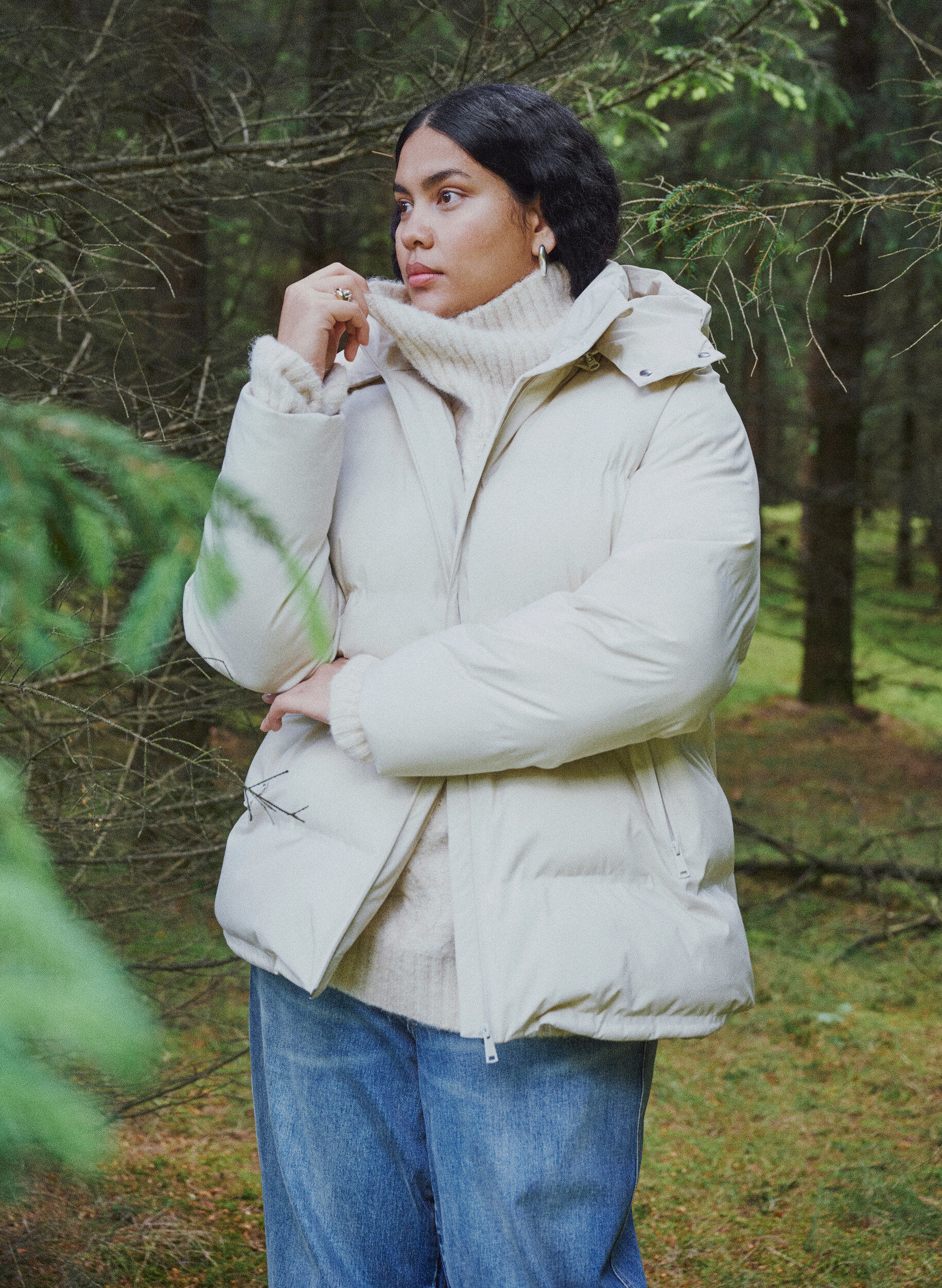 Short puffer jacket with detachable hood