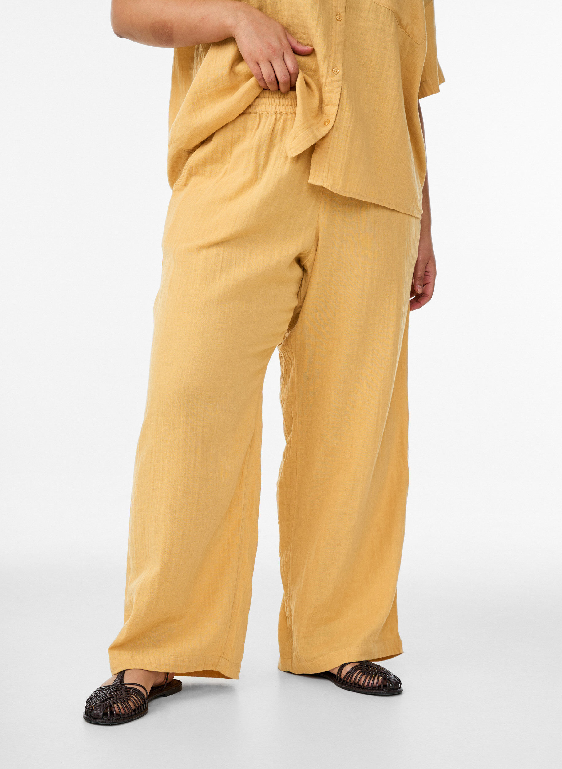 Zizzifashion High-waisted cotton muslin trousers with loose legs, Yellow, Model image number 2