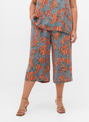 Loose culotte trousers in viscose, Balsam Green Flower, Model image number 2