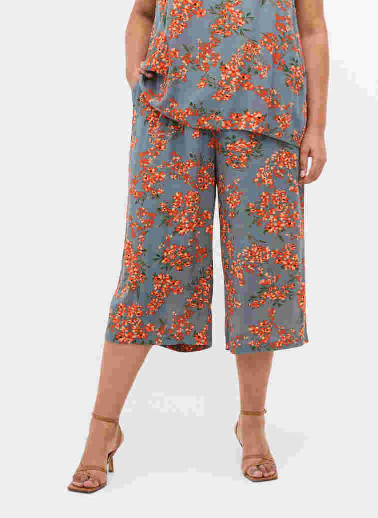Loose culotte trousers in viscose, Balsam Green Flower, Model image number 2