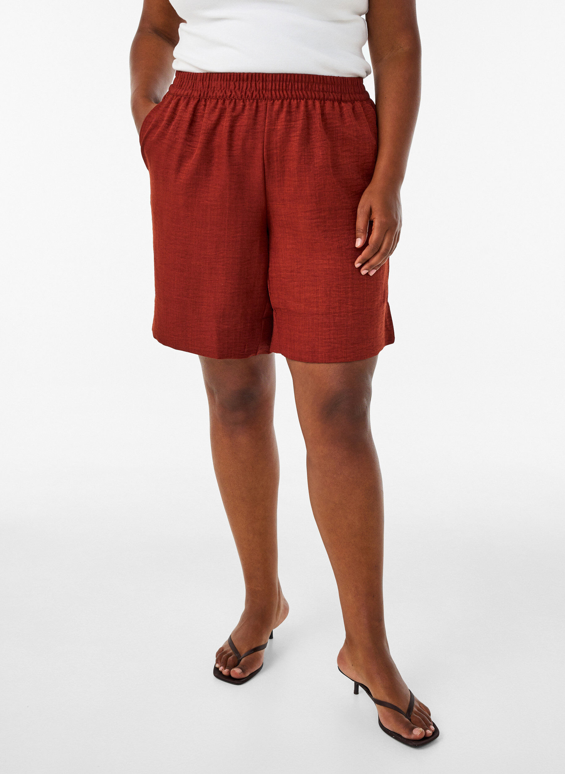 Shorts with pockets and high waist, Red, Model
