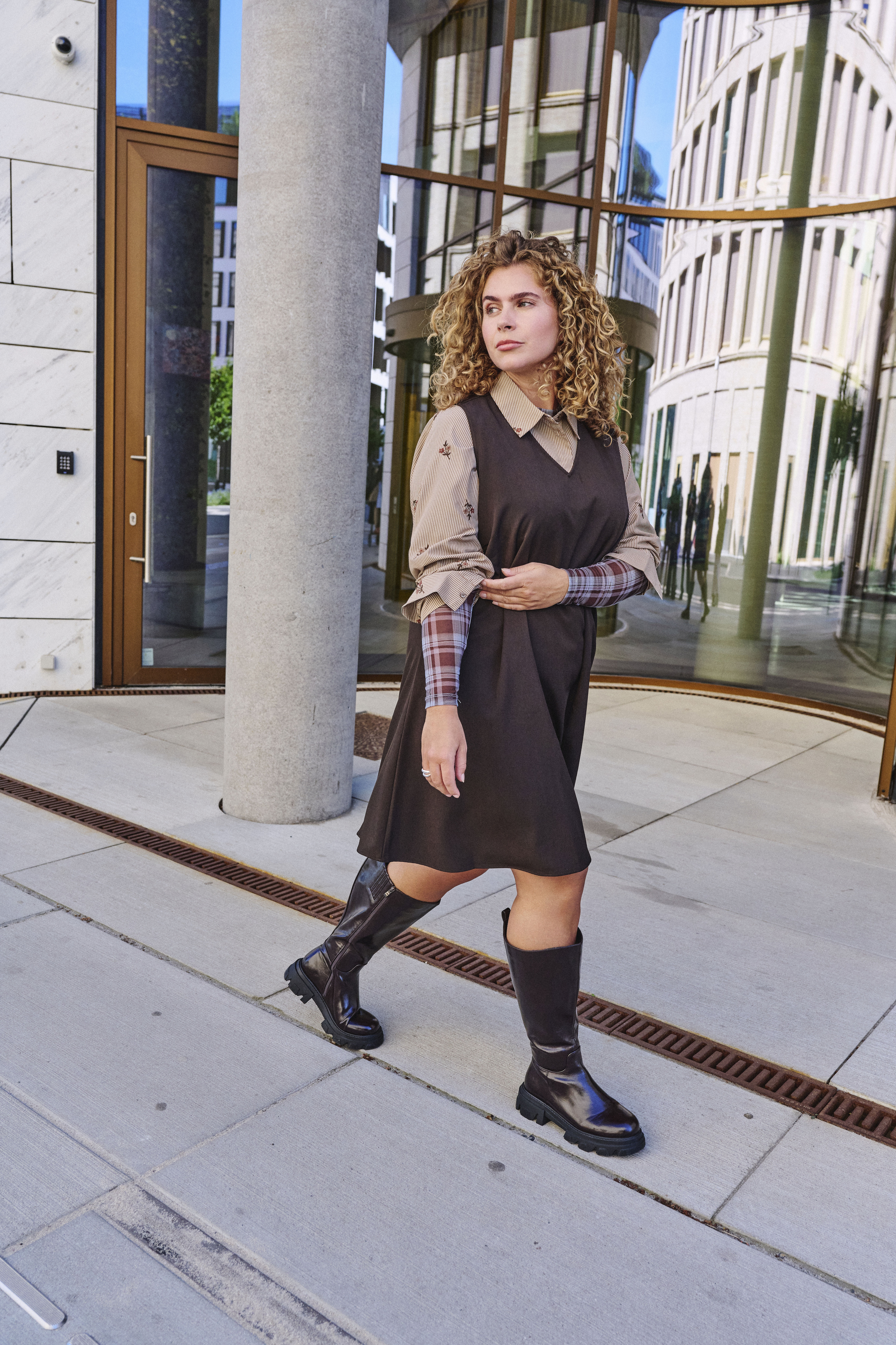 ZizzifashionElegant layering in earth tones, , Model