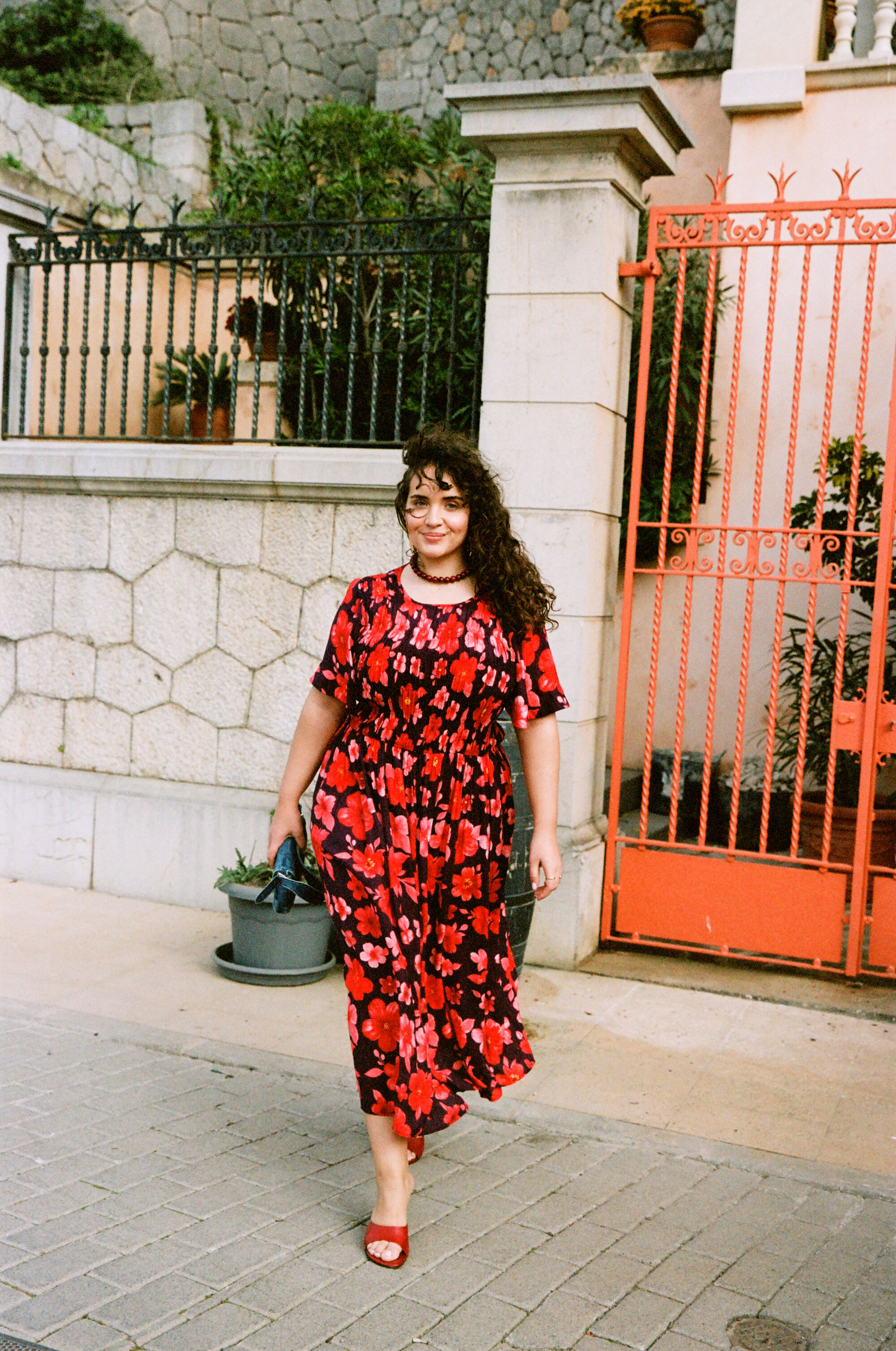 ZizzifashionFloral elegance in red, , Model