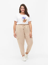 Loose cargo trousers in viscose, Oxford Tan, Model