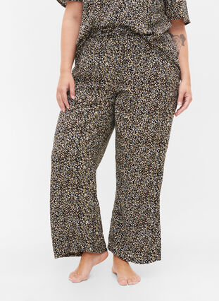 Loose viscose pyjama bottoms with print, Black Flower AOP, Model image number 2