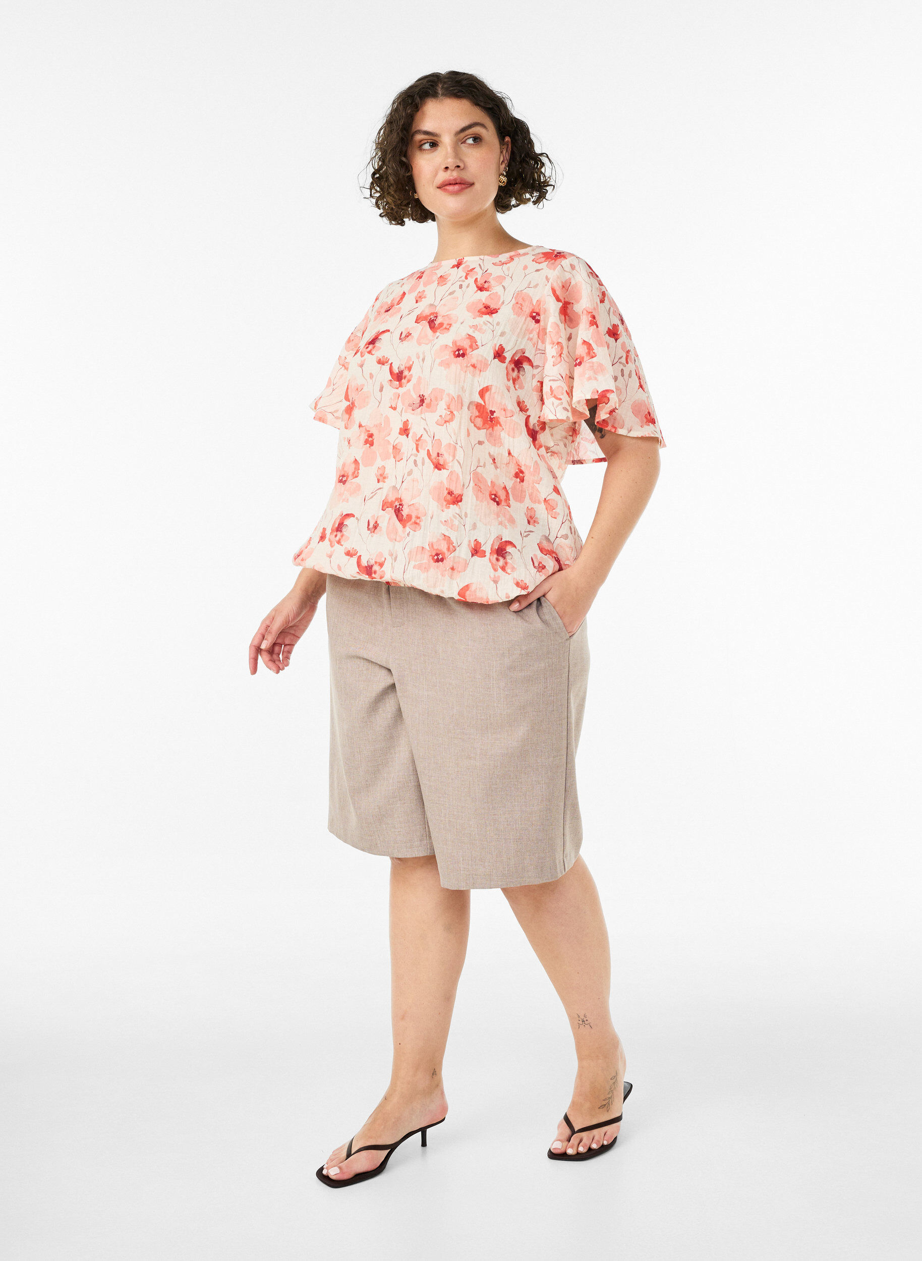 Blouse with balloon shape and wing sleeves, Coral, Model