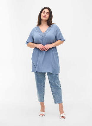 Short-sleeved viscose tunic with lace details, Coronet Blue, Model image number 3
