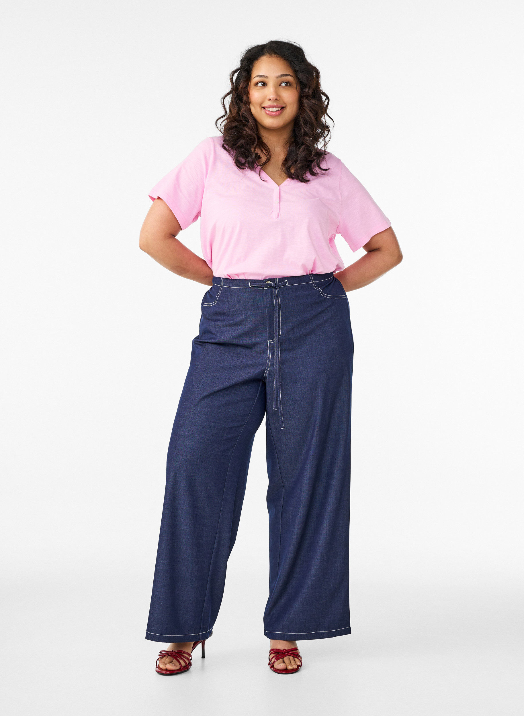 Denim-look trousers with contrast stitching, Blue, Model