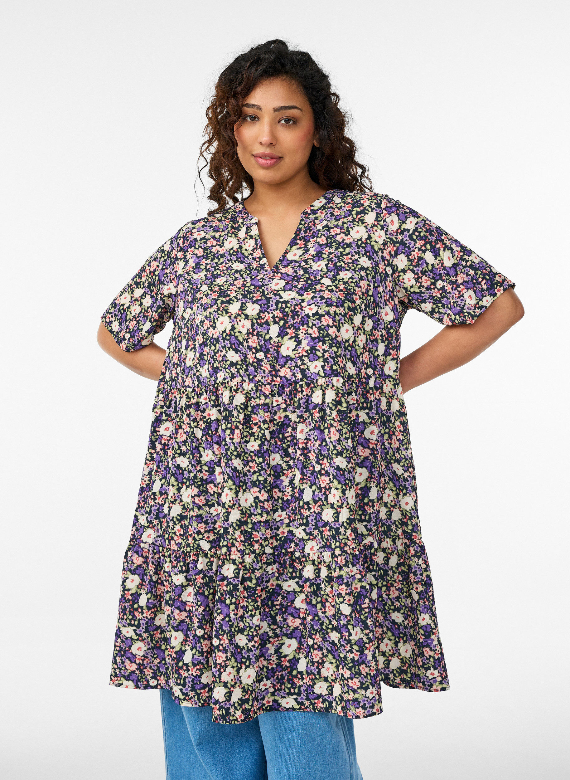 Short sleeve dress with a-line and cutlines, Purple, Model