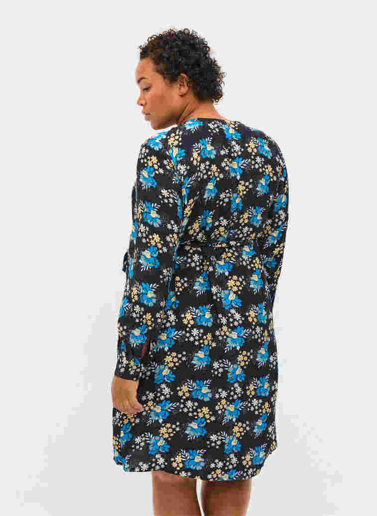 Floral maternity wrap dress in viscose, Blue Flower AOP, Model