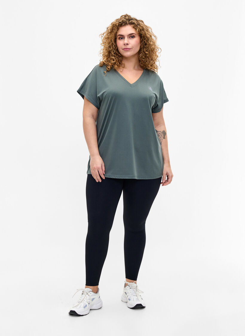 Loose training t-shirt with v-neck, Balsam Green, Model image number 2