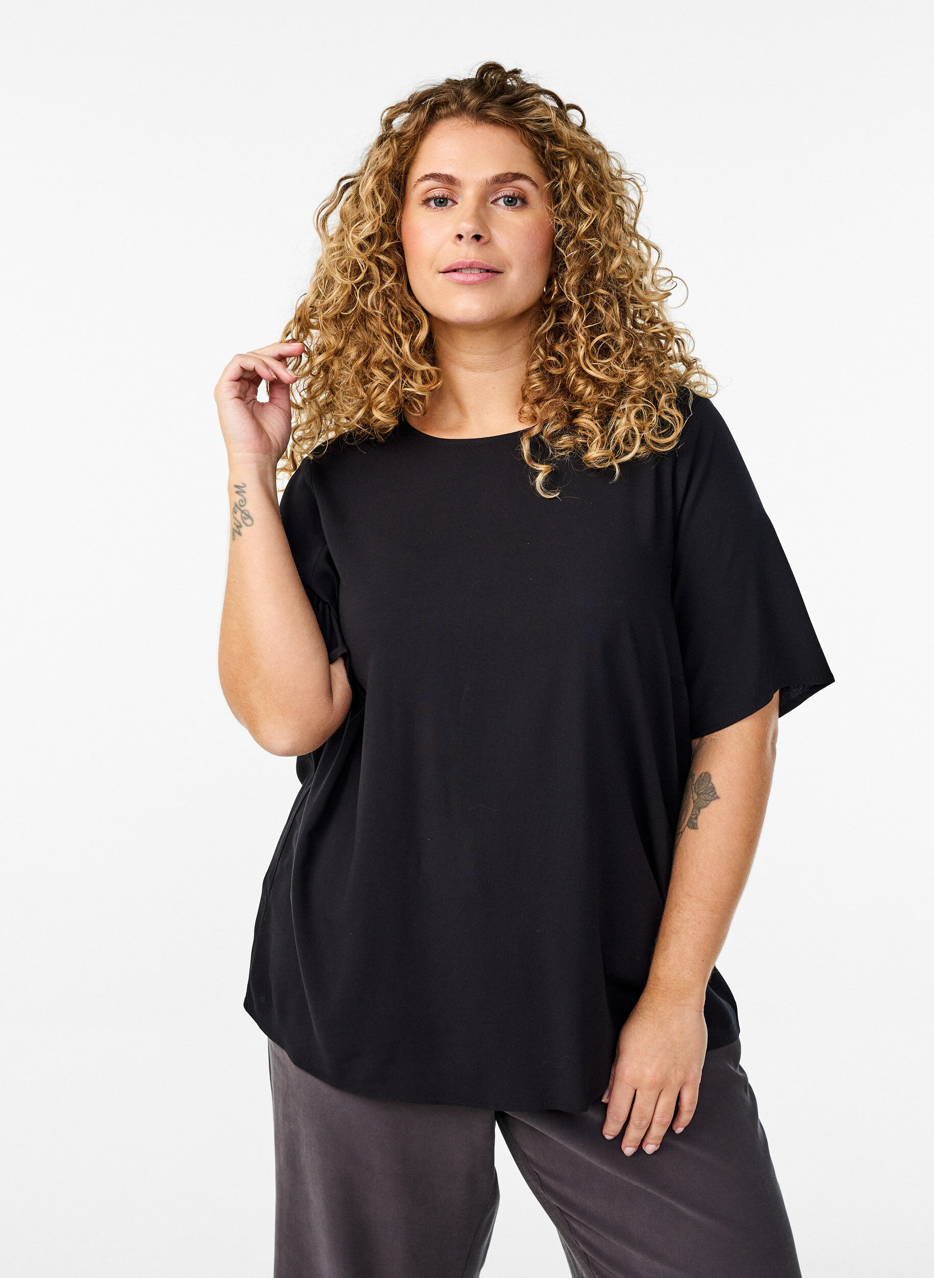 Short-sleeved woven blouse with round neck, Black, Model