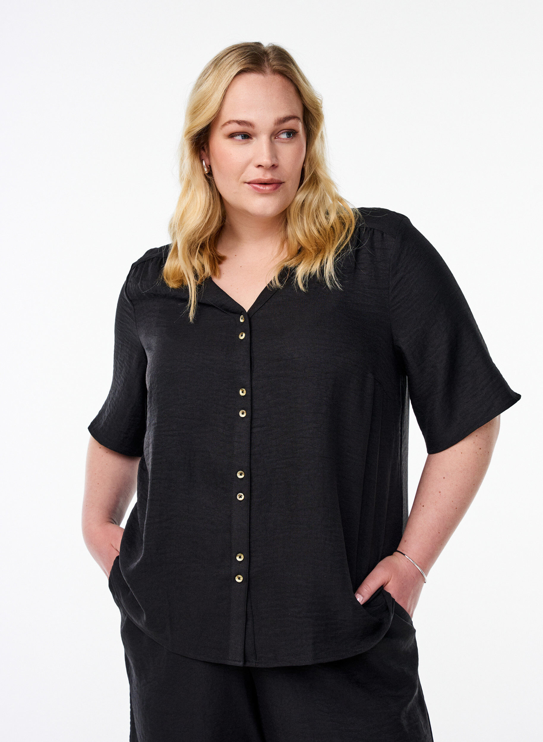 V-neck shirt blouse with short sleeves, Black, Model