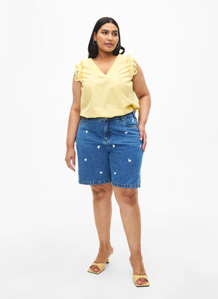 High-waist denim shorts with embroidered hearts, Light Blue Heart, Model image number 3
