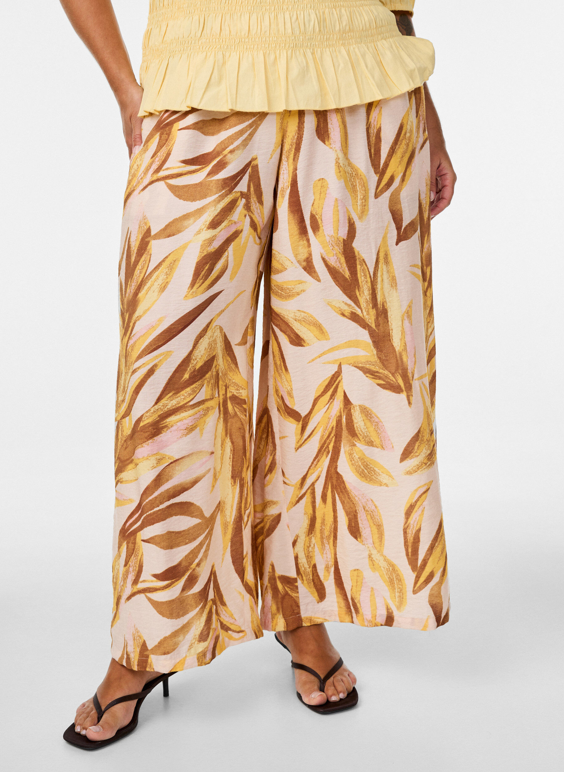 ZizzifashionWide-leg trousers with leaf print and a high elasticated waist, 9990, Model image number 2