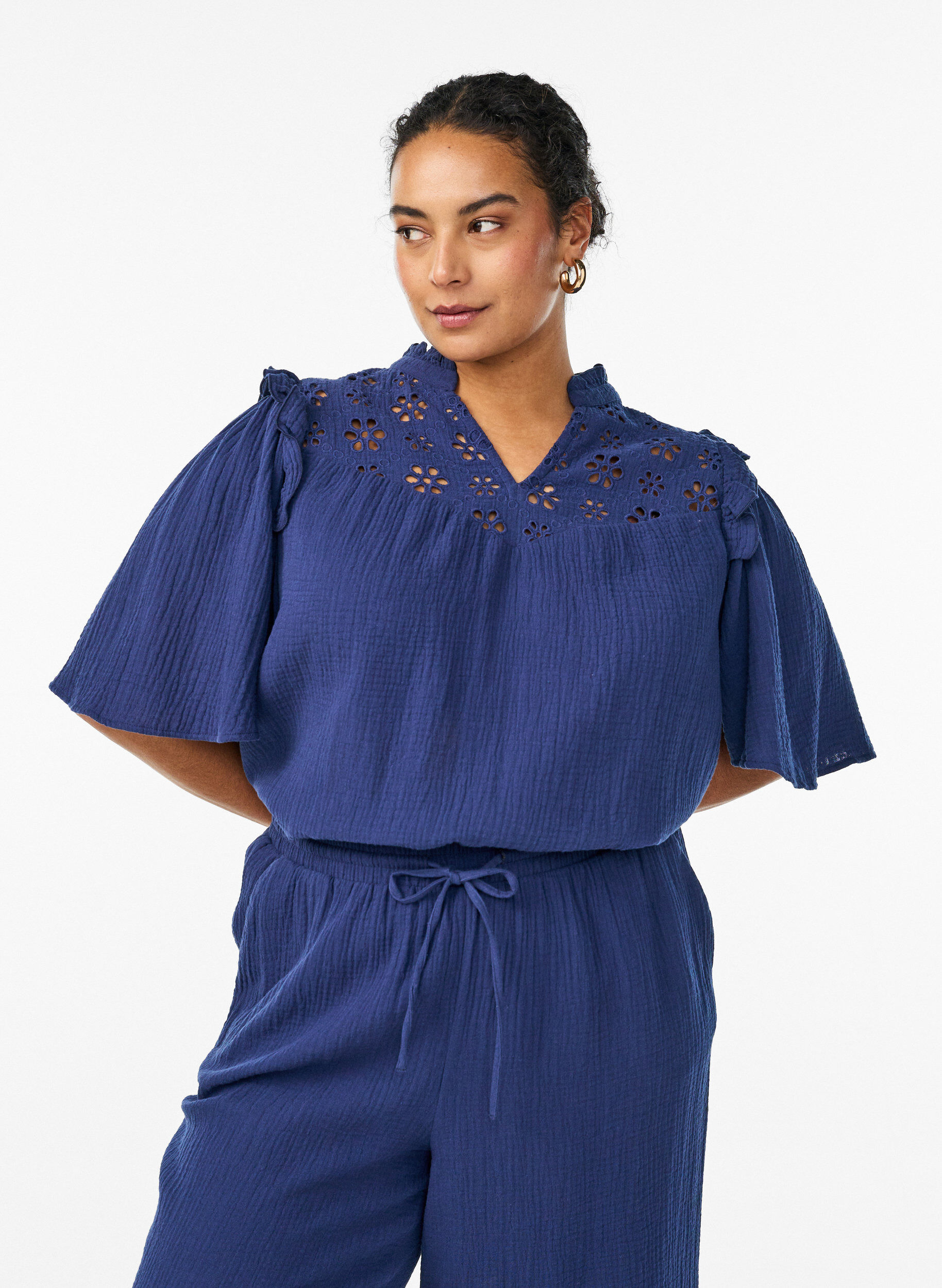 Blouse in cotton muslin with broderie anglaise and 1/2 sleeves, Blue, Model