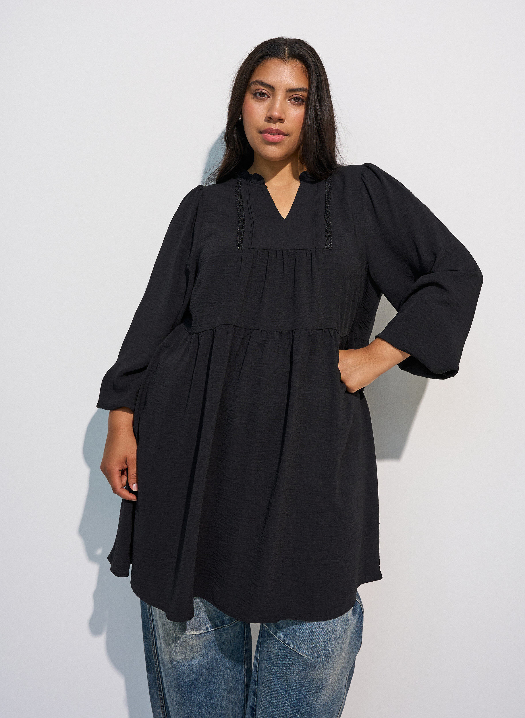 A-line dress with an empire line, Black, Model